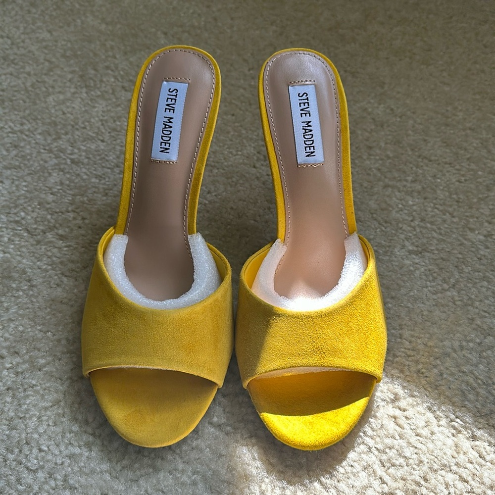 New in Box Steve Madden Erin heels in Yellow suede size 8